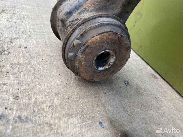 Рычаг правый Mercedes 190 W201