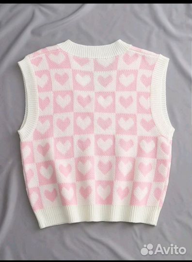 Вязаный жилет в клетку с сердечками