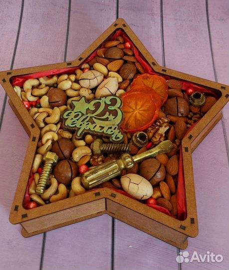 Подарочный бокс на 23 февраля с орехами