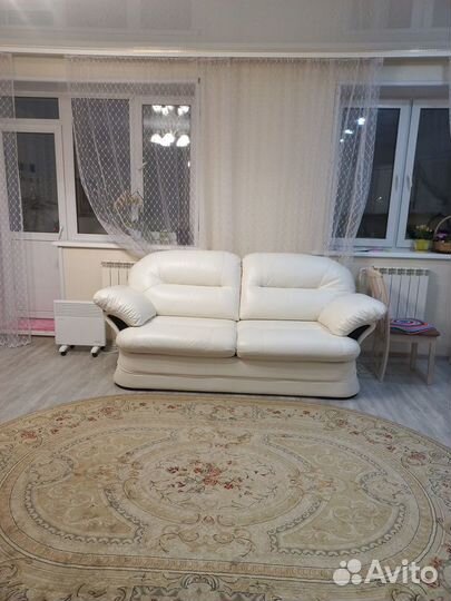 Кожаный диван