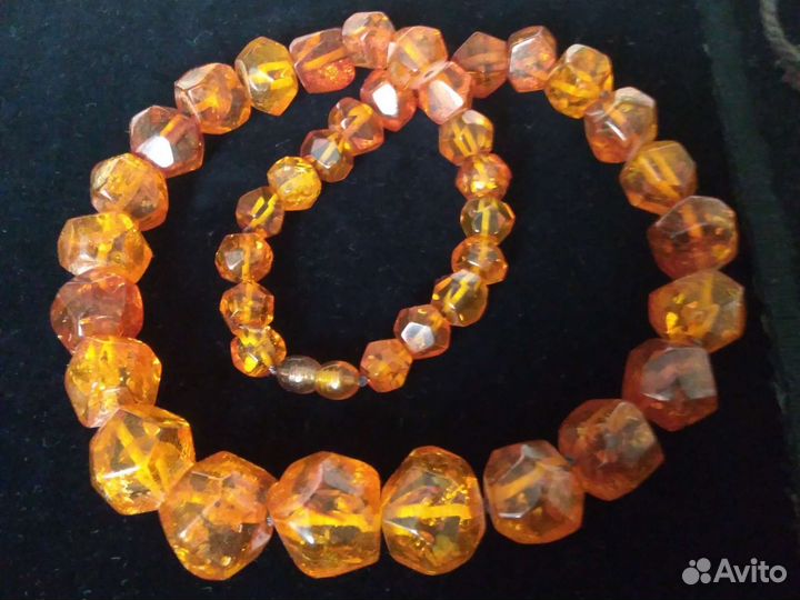 Янтарные бусы и кулон