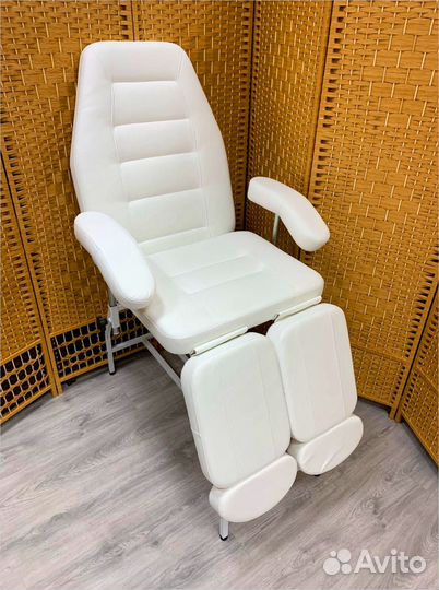 Косметологическое кресло. Педикюрное кресло