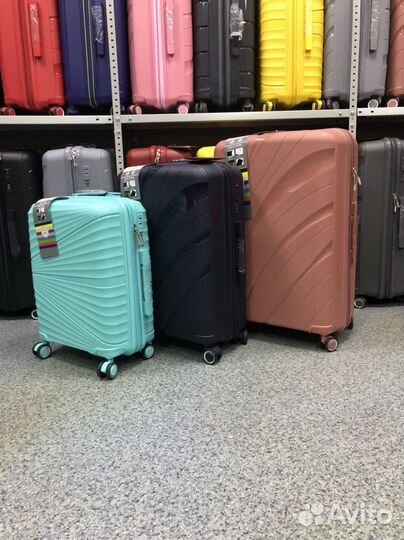 Чемодан на колесах новый