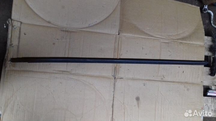 Уплотнитель стекла переднего левого (внешний) Faw