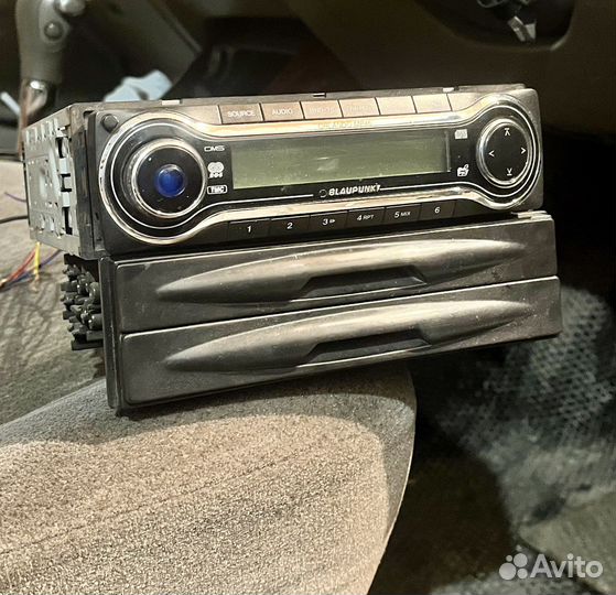 Магнитола и кармашек с подстаканником