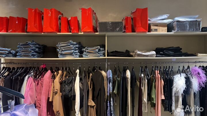 Конструкция для магазина с рейлом