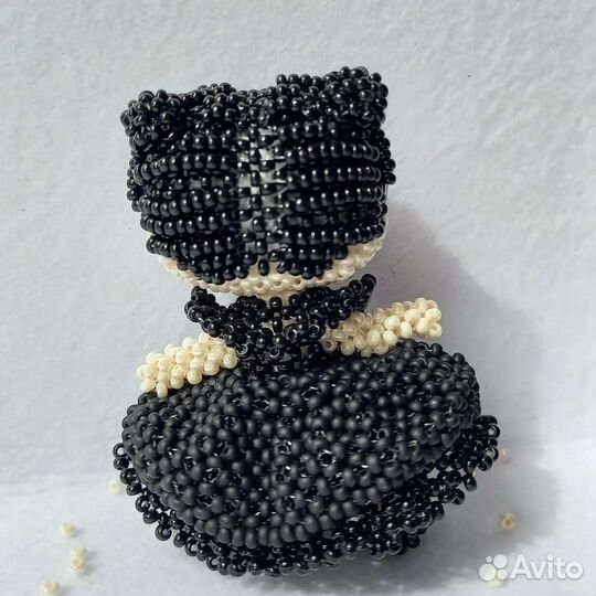 Фигурка Уэнсдей из бисера (амигуруми)