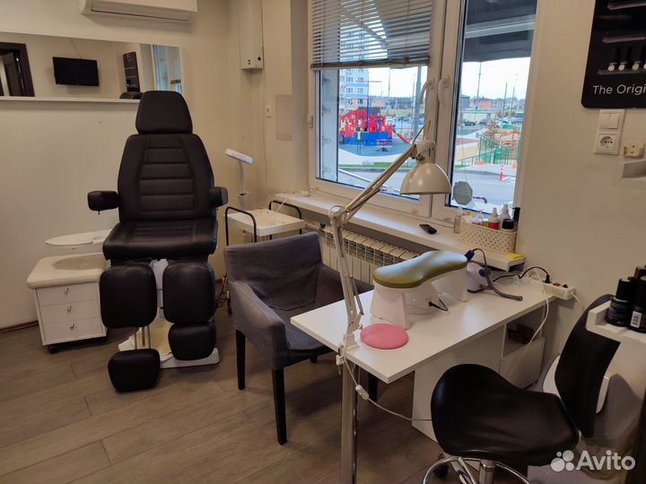 Мастер маникюра и педикюра в салоне