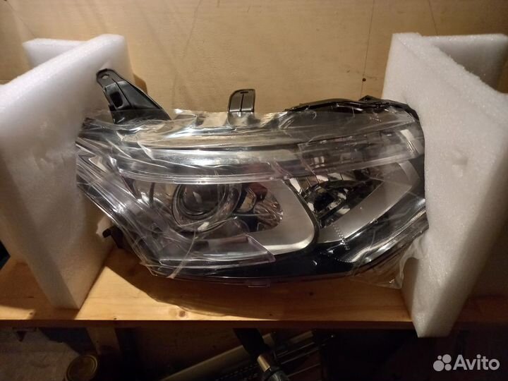 Фара правая в сборе под ксенон, с корректором