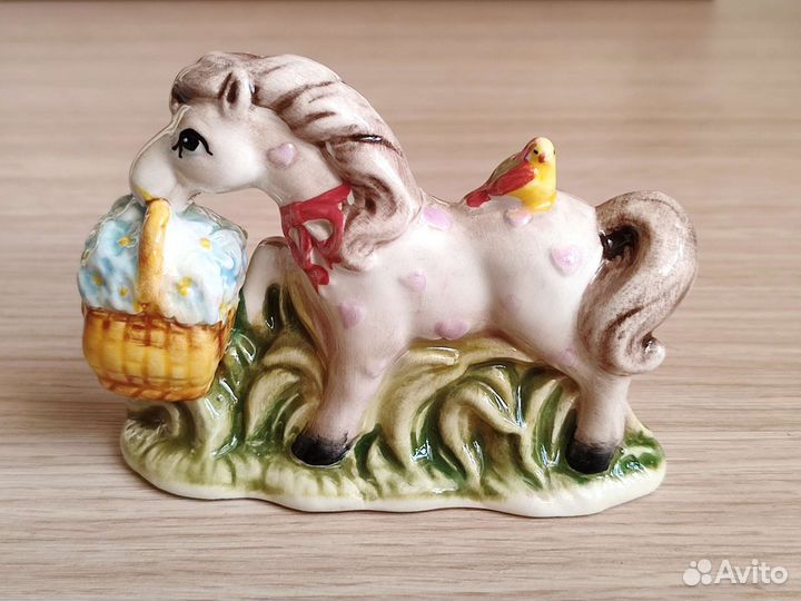 Фарфоровая статуэтка лошадь