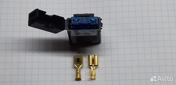 Держатель флажкового предохранителя автомобильный