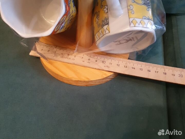 Деревянная подставка и 4- ре кружки