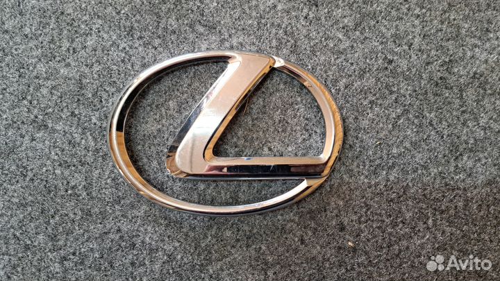 Эмблема на крышку багажника Lexus
