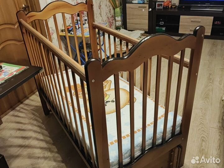 Детская кроватка с продольным маятником