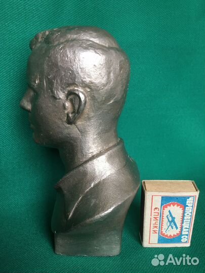 Бюст. Космонавт Юрий Гагарин. Автограф. СССР