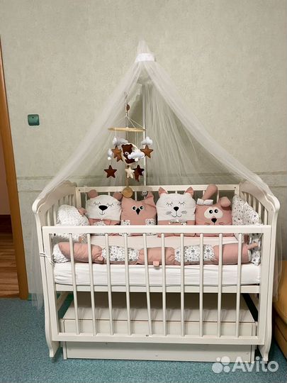 Детская кроватка с маятником