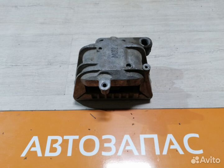 Подушка двигателя кронштейн Skoda Yeti Octavia