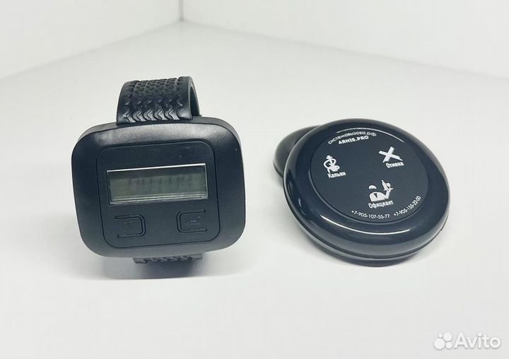 Часы и кнопки вызова официанта в ассортименте