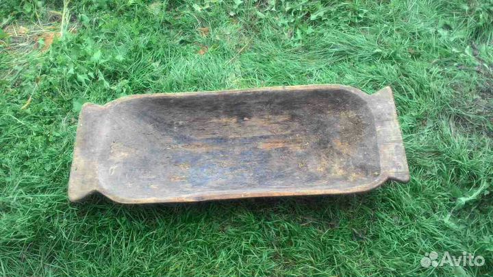 Старинные долбленое корыто и насос