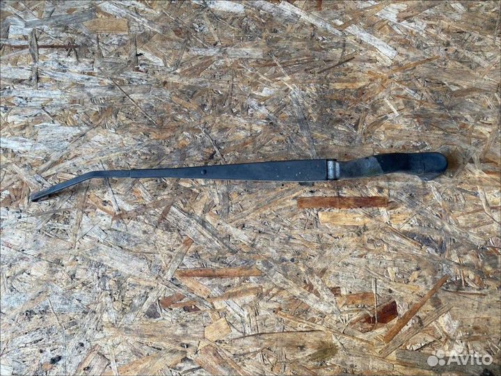 Поводок стеклоочистителя передний левый