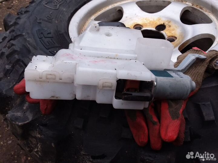 Замок багажника Nissan Patrol Y62 Infiniti QX56