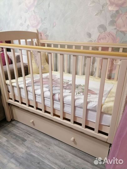 Детская кроватка с маятником