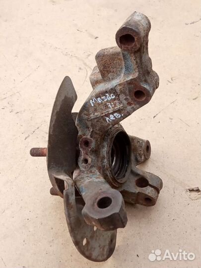 Кулак передний левый Mazda 323 2001г