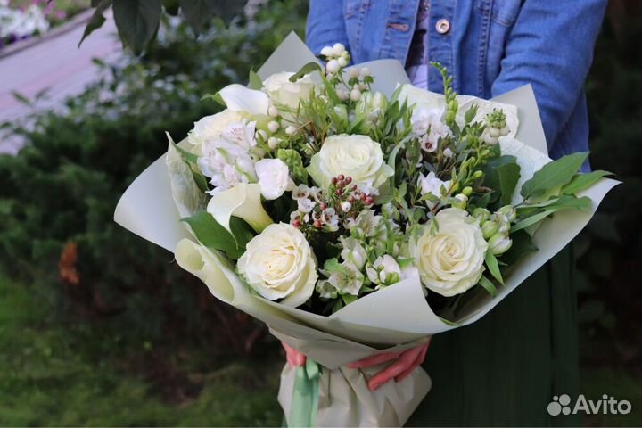 Букеты с кустовыми розами, лилиями и эвкалиптом