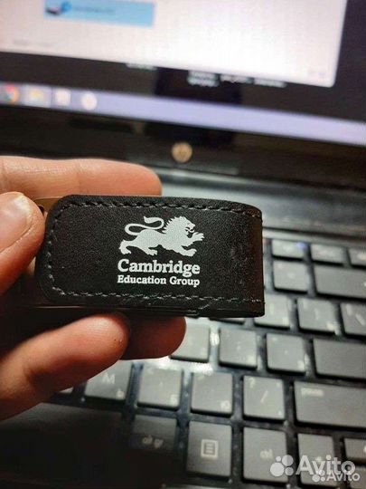 Usb флешка новая в кожаном футляре