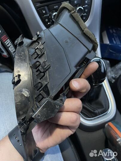 Дефлектор в торпедо центральный левый Astra J