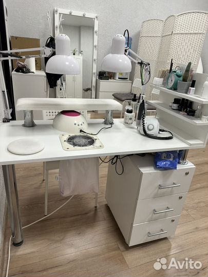 Маникюрный стол с вытяжкой