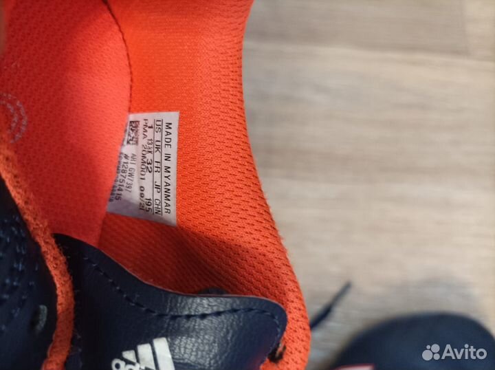 Футбольные бутсы Adidas с шипами