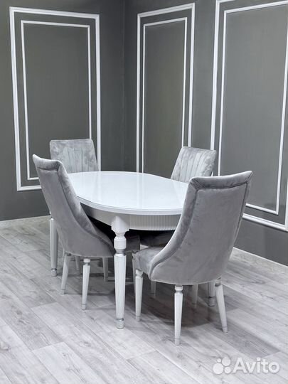 Стол и стулья для кухни. В наличии