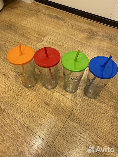 Стеклянные стаканы с крышкой и трубочкой