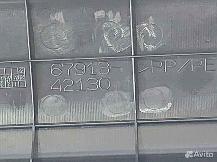 Накладка на порог салона передняя правая Toyota