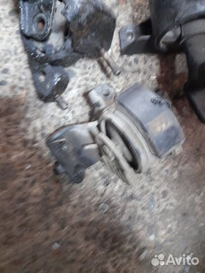 Подушки двигателя и кпп Toyota Corolla AE100