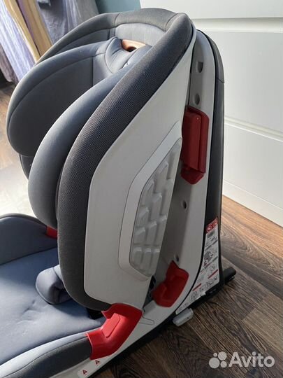Продам детское автокресло Chicco Youniverse Fix
