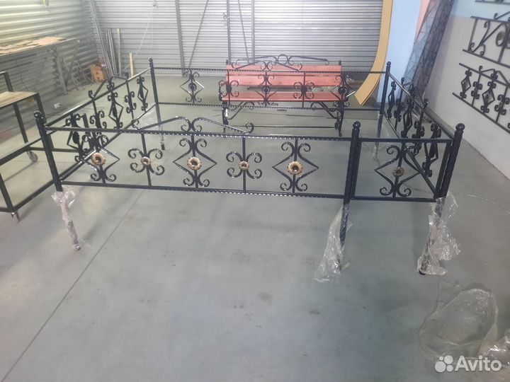 Ограды на кладбище,кресты,скамейки,столы