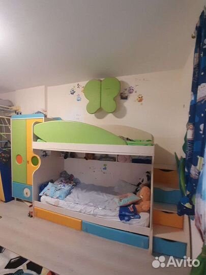 Детская двухярусная кровать, шкаф. Полки
