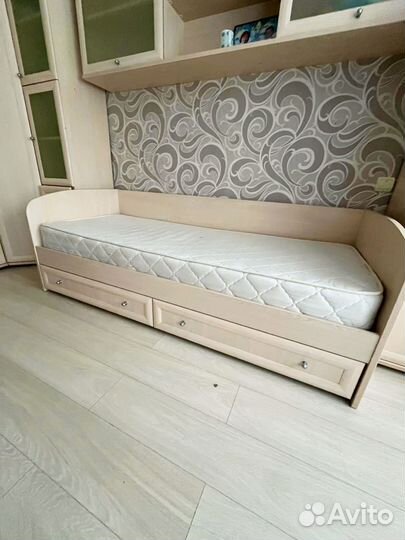 Кровать и стол