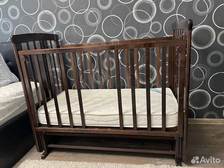 Детская кроватка с маятником