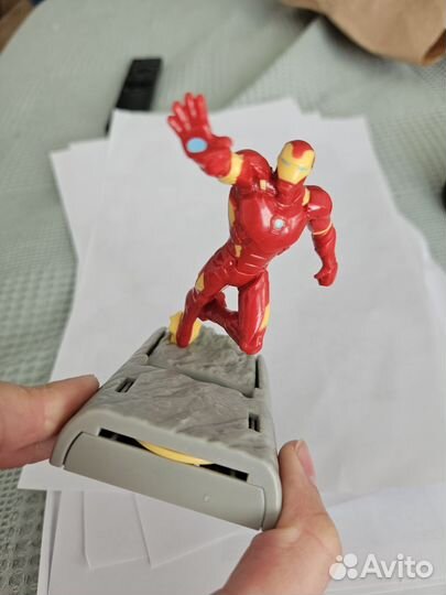 Игрушка железный человек марвел из киндер макси