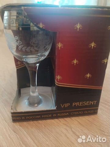 Хрустальные рюмки на ножке