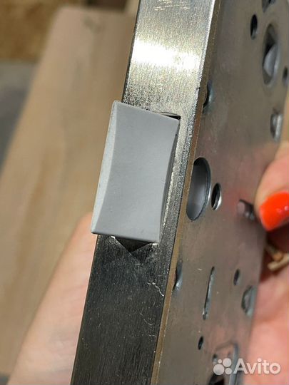 Замок дверной