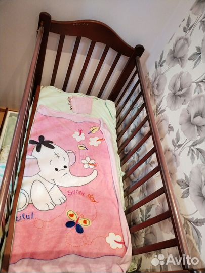 Детская кроватка с маятником и ящиком