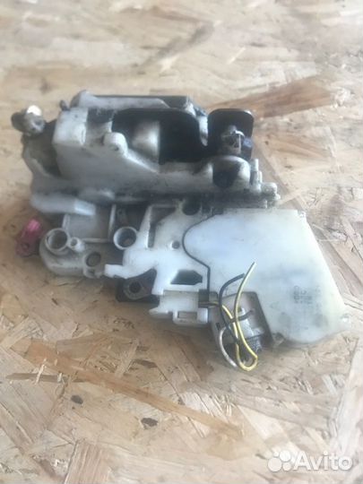 Замок двери передний левый Nissan Terrano LR50