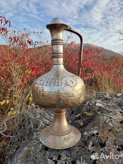 Старинный медный кувшин