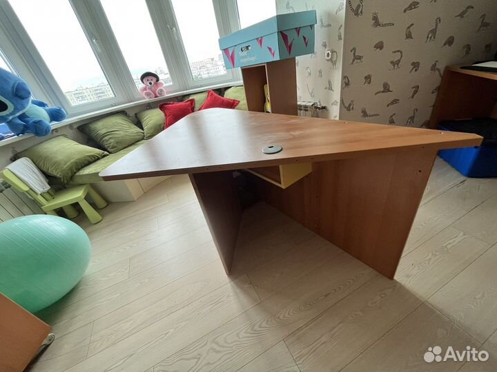 Угловой письменный стол