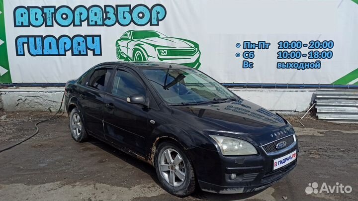 Накладка ручки внутренней правая Ford Focus 2 3M51226A36ADW. С кнопкой стекло-ка