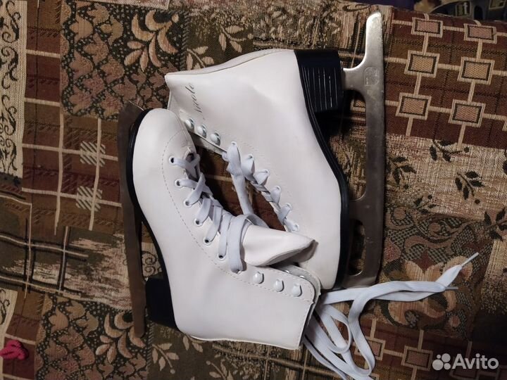 Коньки фигурные женские